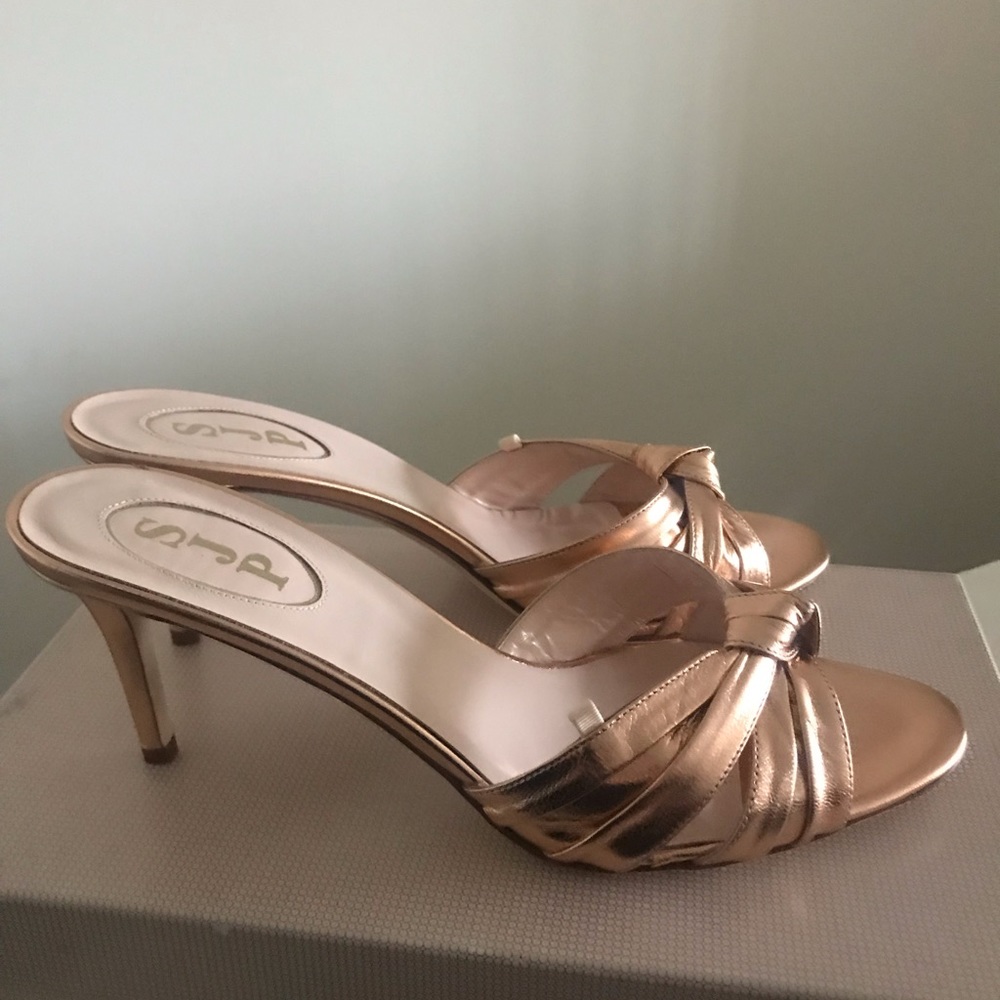 New in box SJP “Tizzie” Sandals Sz 9.5